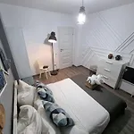 Apartment National Arena Retreat, 3 Bedroom Stylish, Cozy Flat *