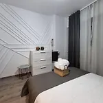 National Arena Retreat, 3 Bedroom Stylish, Cozy Flat Bucharest