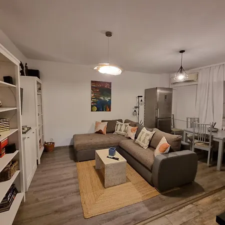 National Arena Retreat, 3 Bedroom Stylish, Cozy Flat Апартаменты Бухарест