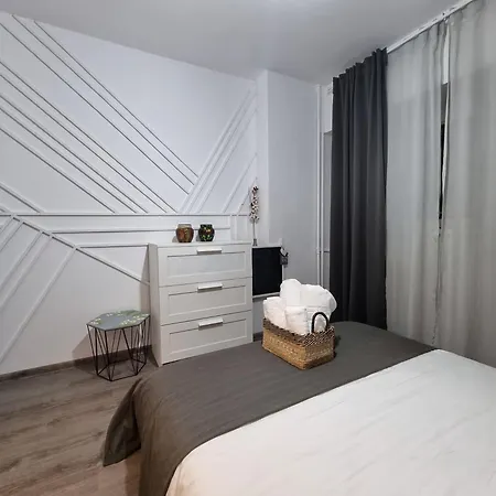 National Arena Retreat, 3 Bedroom Stylish, Cozy Flat ブカレスト