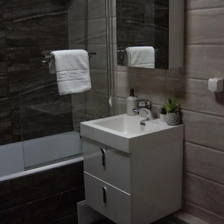 Daire National Arena Retreat, 3 Bedroom Stylish, Cozy Flat *