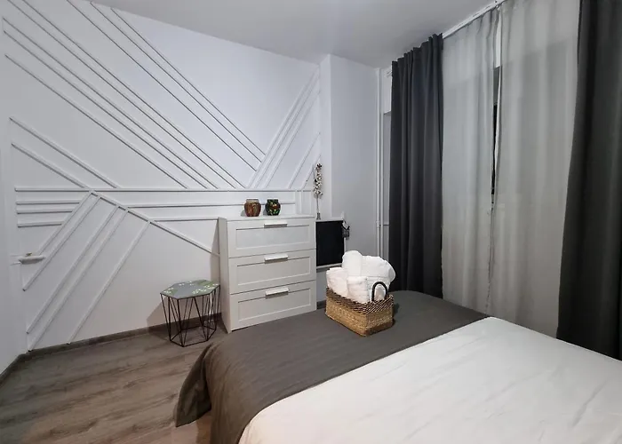 National Arena Retreat, 3 Bedroom Stylish, Cozy Flat ブカレスト