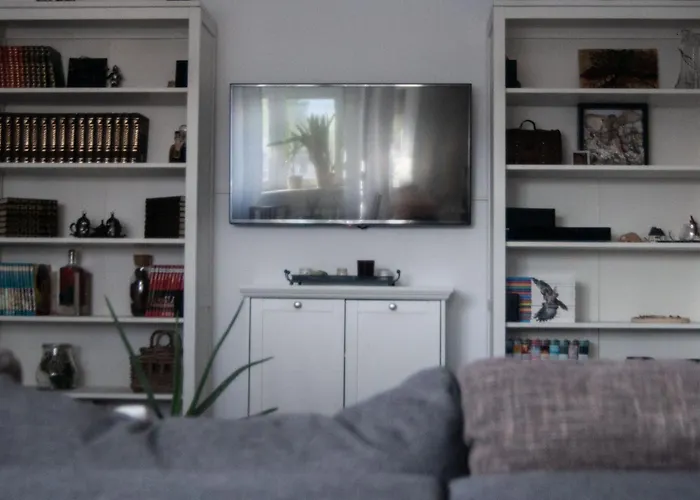 National Arena Retreat, 3 Bedroom Stylish, Cozy Flat * ブカレスト